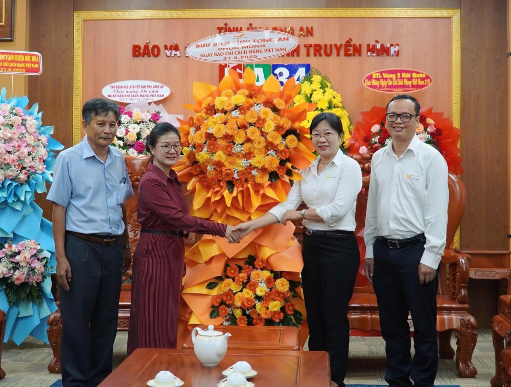 Các cơ quan, đơn vị đến thăm, chúc mừng Báo và Đài Phát thanh Truyền hình Long An nhân dịp 21/6