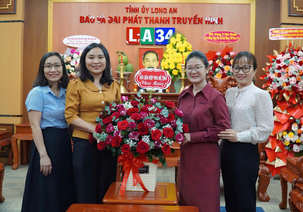 Các cơ quan, đơn vị đến thăm, chúc mừng Báo và Đài Phát thanh Truyền hình Long An nhân dịp 21/6