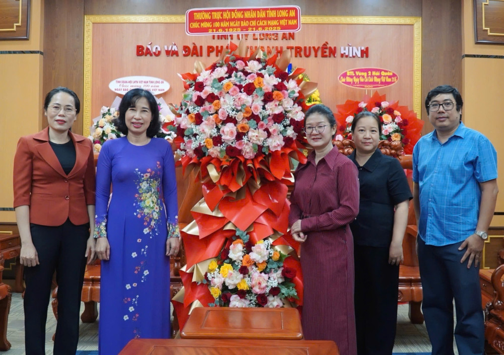 Các cơ quan, đơn vị đến thăm, chúc mừng Báo và Đài Phát thanh Truyền hình Long An nhân dịp 21/6