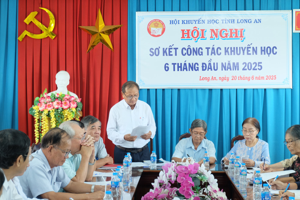 Phó Chủ tịch Hội Khuyến học tỉnh Long An - Đặng Ngọc Sơn báo cáo công tác khuyến học trong 6 tháng đầu năm 2025