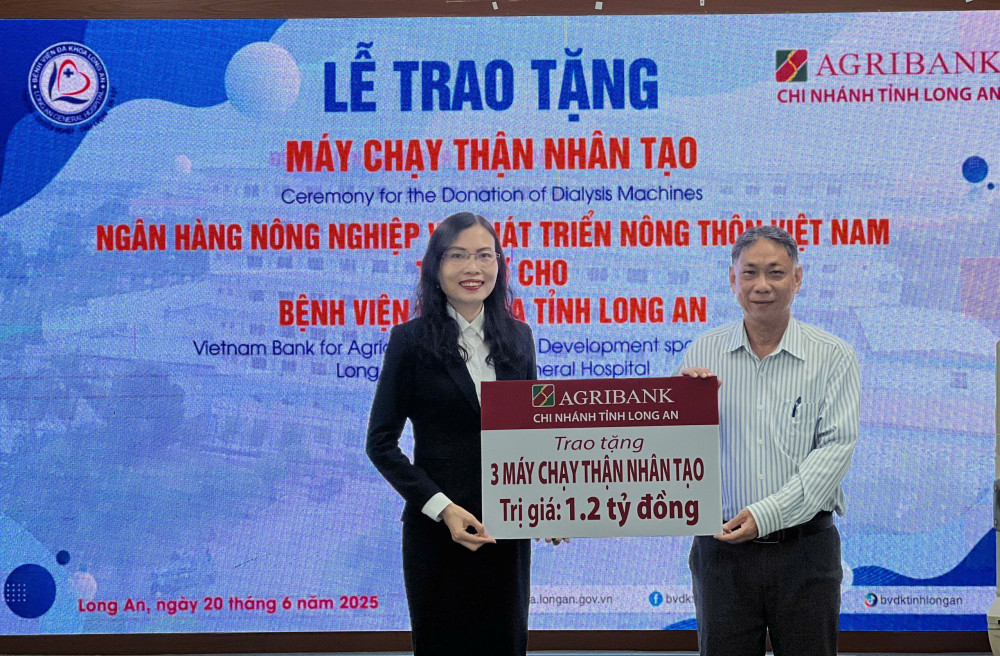 Bệnh viện Đa khoa Long An tiếp nhận 3 máy chạy thận nhân tạo trị giá 1,2 tỉ đồng