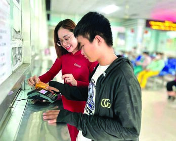 Agribank Chi nhánh Đông Long An: Đẩy mạnh chuyển đổi số,
nâng tầm phục vụ khách hàng