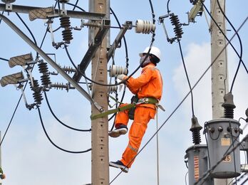 Chủ động bảo đảm an toàn điện mùa mưa bão