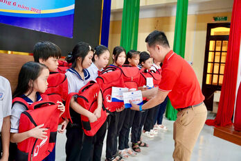 Dai-ichi Life Việt Nam trao tặng học bổng và ba lô cho trẻ em có hoàn cảnh khó khăn