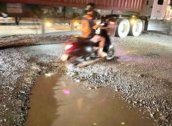 Đường cặp kênh Tây giao với Đường tỉnh 825 hư hỏng, xuống cấp