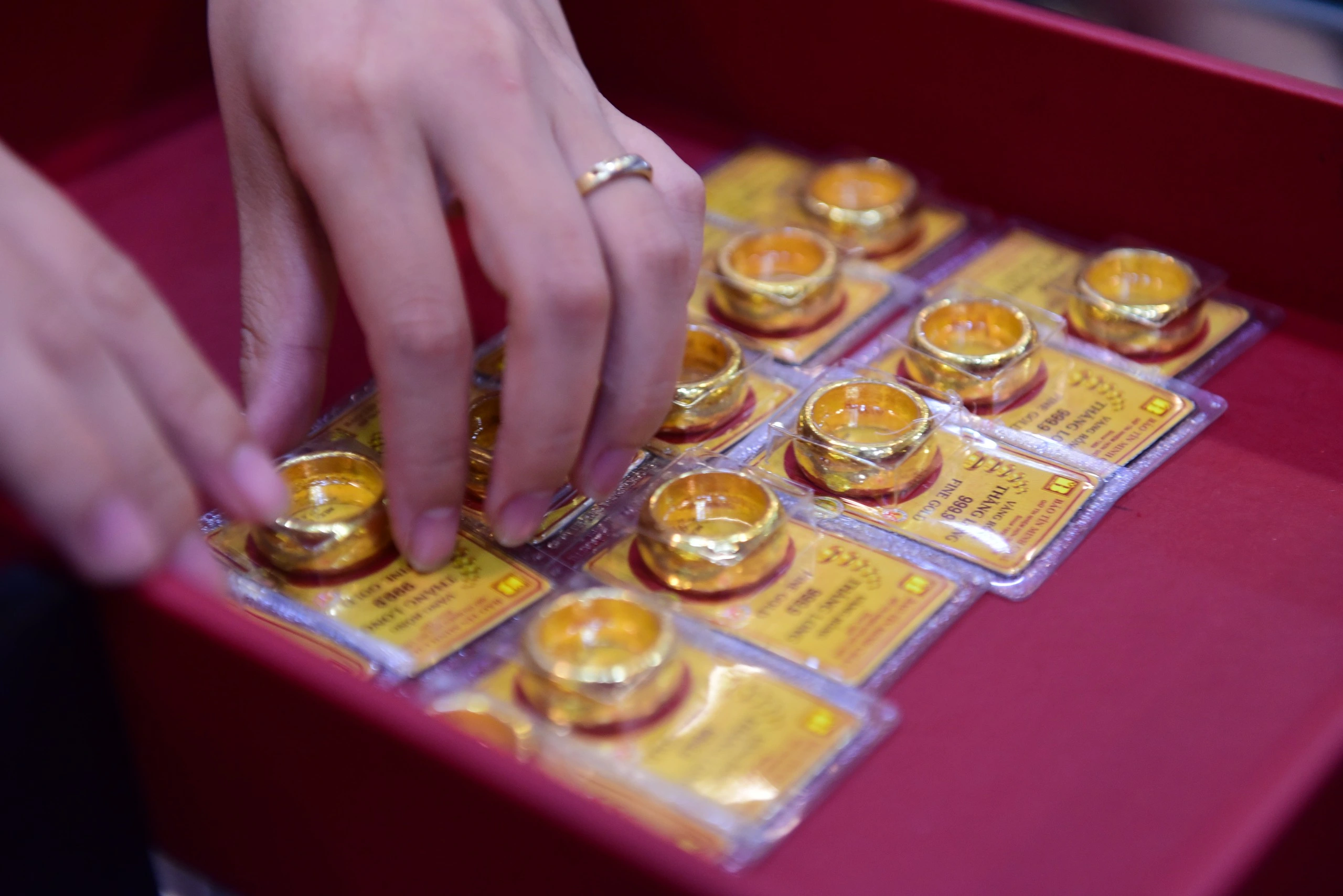 Giá vàng hôm nay 24/6: Vàng thế giới giảm mạnh, trong nước bất động ngày thứ 2