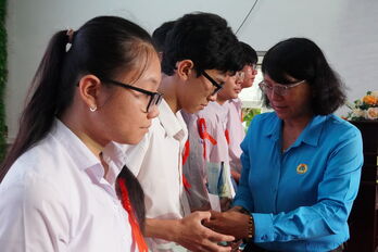 Tuyên dương, khen thưởng và trao học bổng cho 254 học sinh là con đoàn viên Công đoàn