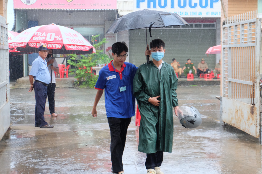 37 đội hình tình nguyện sẵn sàng 'Tiếp sức mùa thi' trên toàn tỉnh Long An Tình nguyện viên tận tình che dù cho thí sinh trong cơn mưa