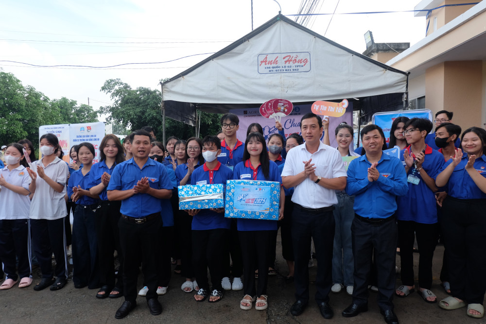 Tỉnh Đoàn tặng quà, khích lệ tinh thần đội hình 
