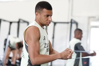 Sụt 5kg, Mbappe bị loại khỏi Real Madrid khi đấu với Salzburg