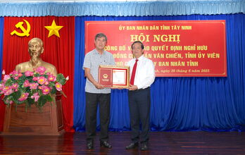 Trao quyết định nghỉ hưu đối với Phó Chủ tịch UBND tỉnh - Trần Văn Chiến
