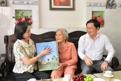 Phó Chủ tịch Quốc hội – Nguyễn Thị Thanh thăm gia đình chính sách tại huyện Bến Lức