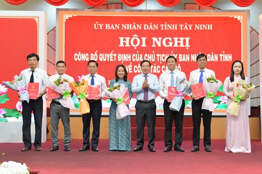 Trao quyết định, ra mắt các cơ quan chuyên môn, đơn vị sự nghiệp công lập trực thuộc UBND tỉnh