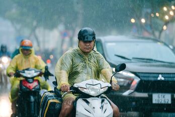 Thời tiết hôm nay 02/7: Miền Nam nắng gián đoạn, chiều tối mưa; Miền Bắc mưa to