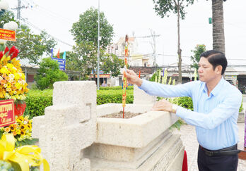 Dâng hương kỷ niệm 53 năm Ngày hy sinh Anh hùng Lực lượng vũ trang nhân dân Nguyễn Thái Bình