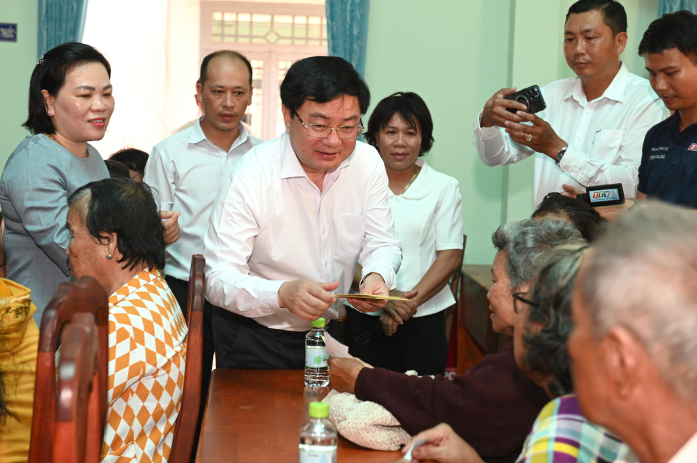 Bí thư Tỉnh ủy - Nguyễn Văn Quyết tặng quà người dân có hoàn cảnh khó khăn ở xã Ninh Điền