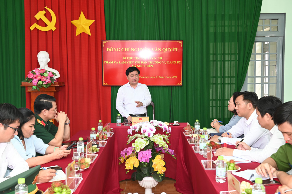 Bí thư Tỉnh ủy - Nguyễn Văn Quyết lưu ý, xã phải phối hợp với các lực lượng chức năng, phối hợp với Nhân dân đảm bảo an ninh biên giới