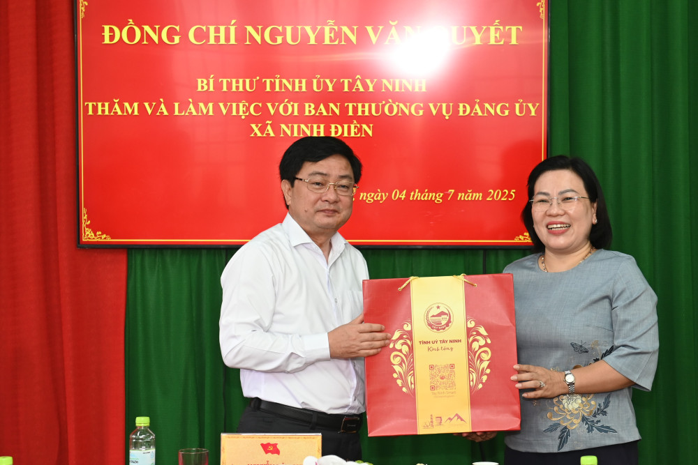 Bí thư Tỉnh ủy - Nguyễn Văn Quyết tặng quà lãnh đạo xã Ninh Điền