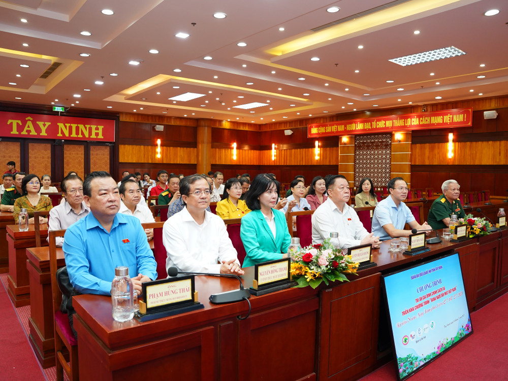 Trưởng Ban Tuyên giáo và Dân vận Trung ương Nguyễn Trọng Nghĩa và các đồng chí lãnh đạo tỉnh dự chương trình