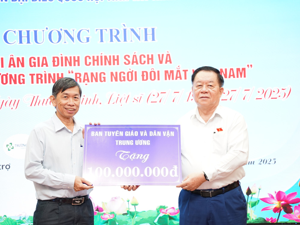 Trưởng Ban Tuyên giáo và Dân vận Trung ương Nguyễn Trọng Nghĩa trao bảng tượng trưng hỗ trợ cho Sở Y tế Tây Ninh