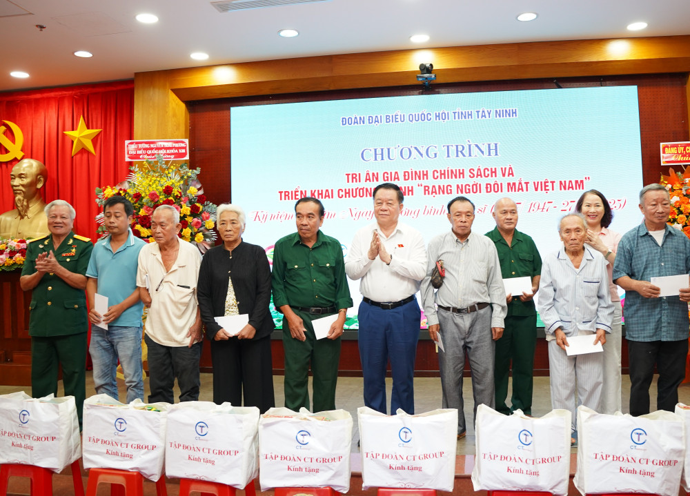 Trưởng Ban Tuyên giáo và Dân vận Trung ương Nguyễn Trọng Nghĩa và đại diện Tập đoàn CT Group tặng quà cho gia đình chính sách