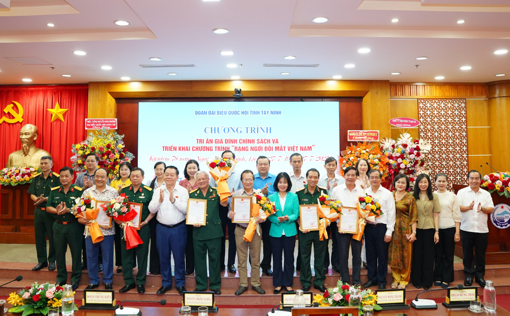 Trưởng Ban Tuyên giáo và Dân vận Trung ương Nguyễn Trọng Nghĩa và lãnh đạo tỉnh chụp hình lưu niệm cùng các đơn vị tài trợ 