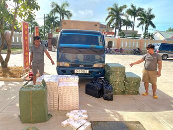 Bắt quả tang 2 đối tượng vận chuyển thuốc lá lậu bằng xe tải