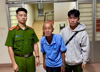 Công an xã Thủ Thừa hỗ trợ tìm người thân cho cụ ông 77 tuổi đi lạc