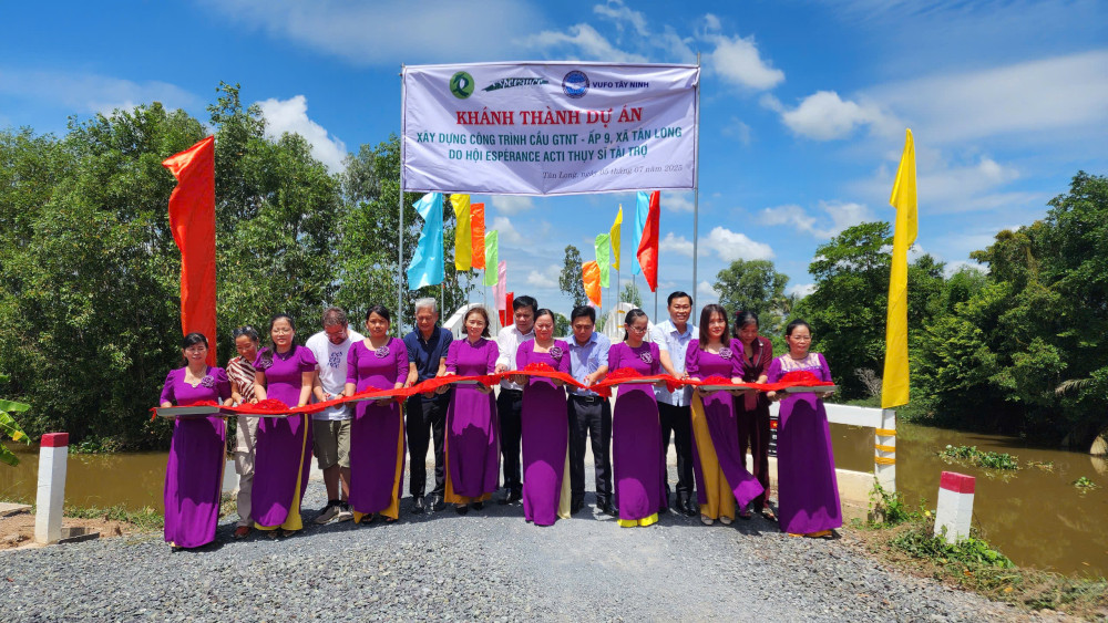 Liên hiệp các tổ chức hữu nghị tỉnh và tổ chức Espérance ACTI/Thuỵ Sỹ khánh thành, bàn giao công trình giếng nước và 2 cầu giao thông nông thôn