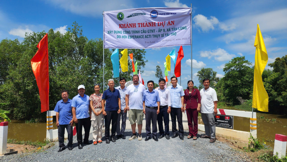 Liên hiệp các tổ chức hữu nghị tỉnh và tổ chức Espérance ACTI/Thuỵ Sỹ khánh thành, bàn giao công trình giếng nước và 2 cầu giao thông nông thôn