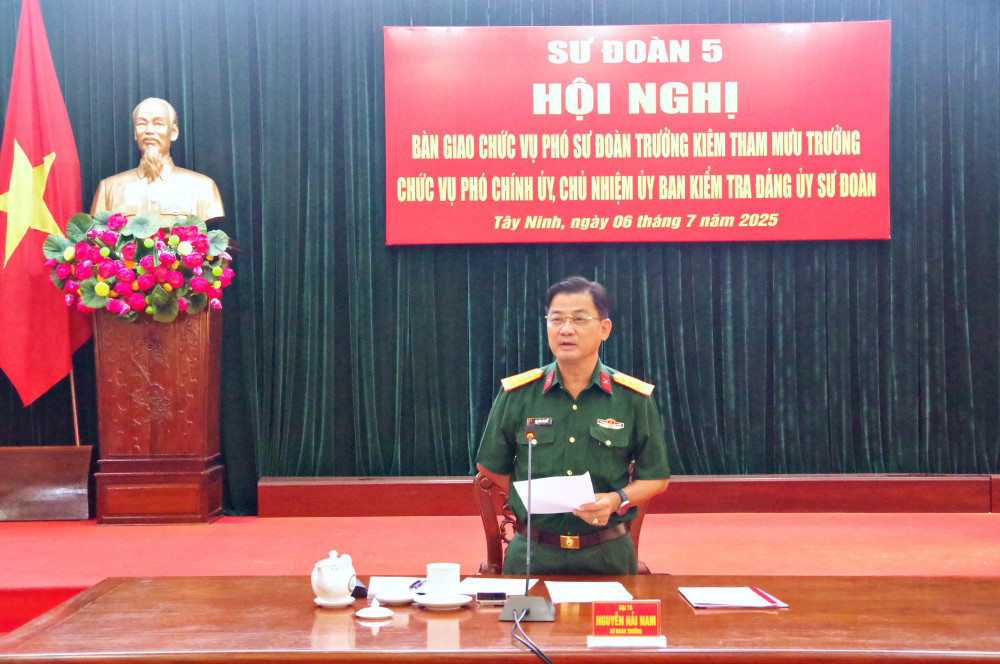 Đại tá Nguyễn Hải Nam - Sư đoàn trưởng chủ trì hội nghị.