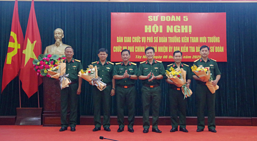 Chỉ huy Sư đoàn tặng hoa chúc mừng các đồng chí.