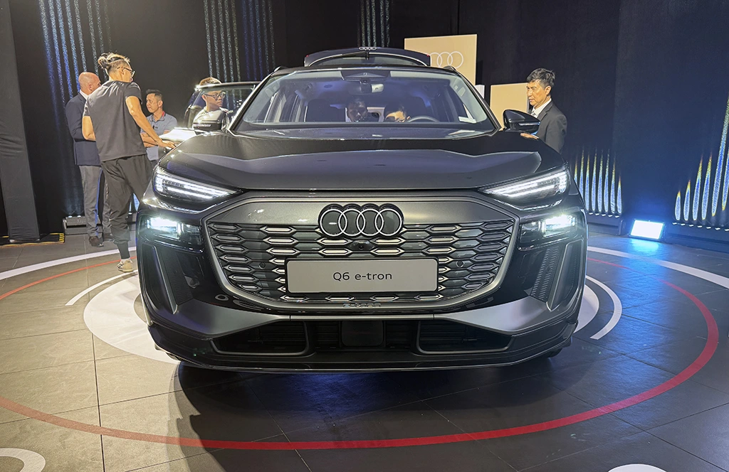 SUV thuần điện Audi Q6 e-tron giá từ 3,199 tỉ đồng tại Việt Nam