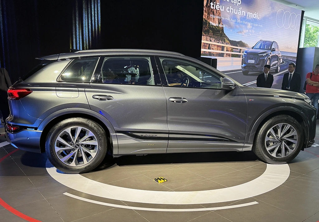 SUV thuần điện Audi Q6 e-tron giá từ 3,199 tỉ đồng tại Việt Nam