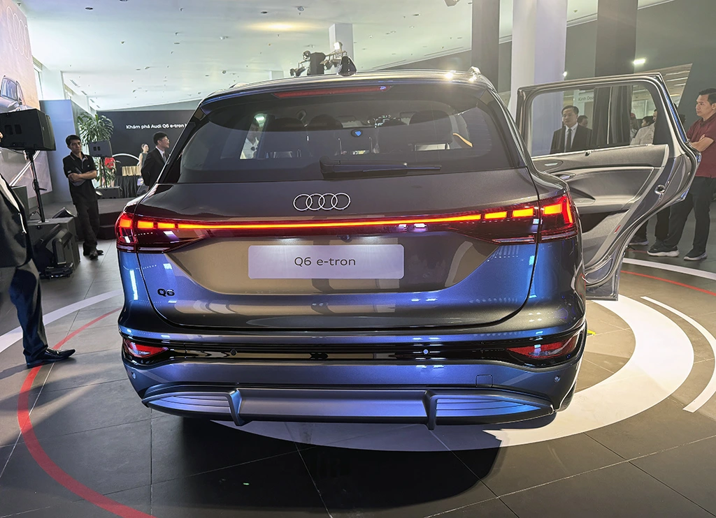 SUV thuần điện Audi Q6 e-tron giá từ 3,199 tỉ đồng tại Việt Nam