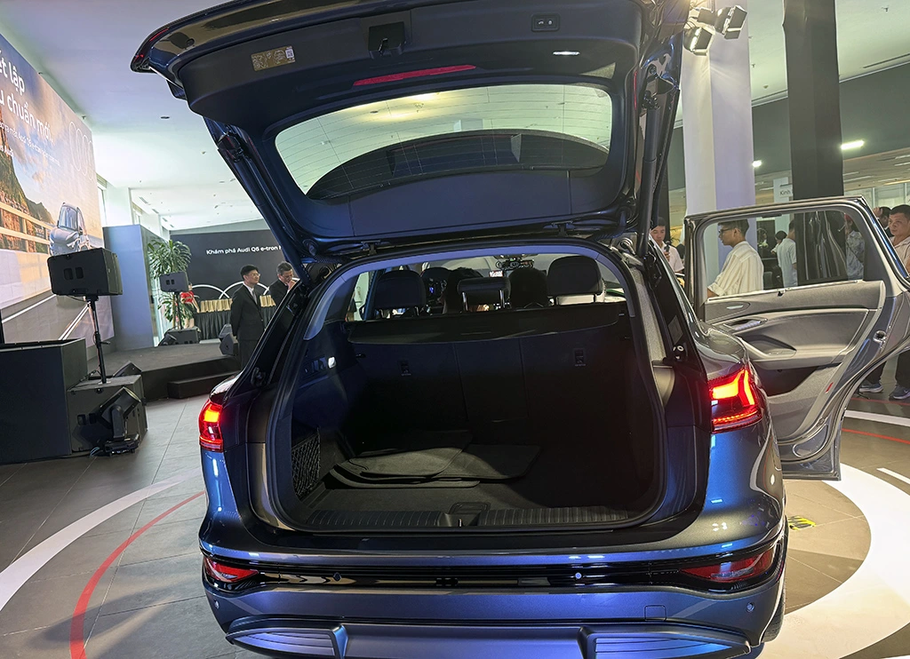 SUV thuần điện Audi Q6 e-tron giá từ 3,199 tỉ đồng tại Việt Nam