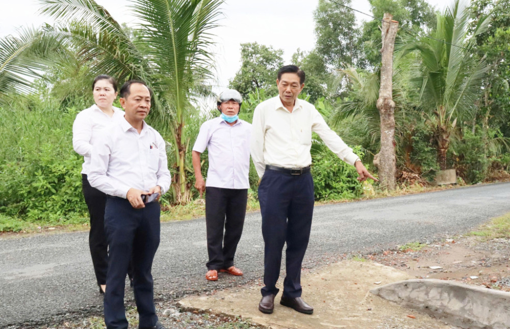 Bí thư Đảng ủy xã Mỹ Lộc khảo sát việc xây dựng nhà văn hóa và trường học