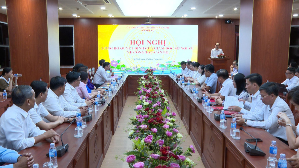 Sở Nội vụ tỉnh Tây Ninh trao quyết định công tác cán bộ