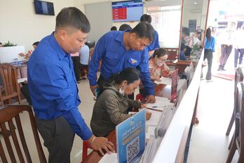 Tuổi trẻ phường Long An hỗ trợ người dân tiếp cận dịch vụ công trực tuyến