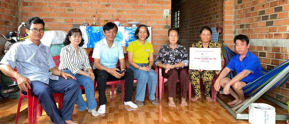 Đại diện chương trình Từ trái tim đến trái tim cùng chính quuyền địa phương trao hỗ trợ cho anh Nguyễn Văn Dự