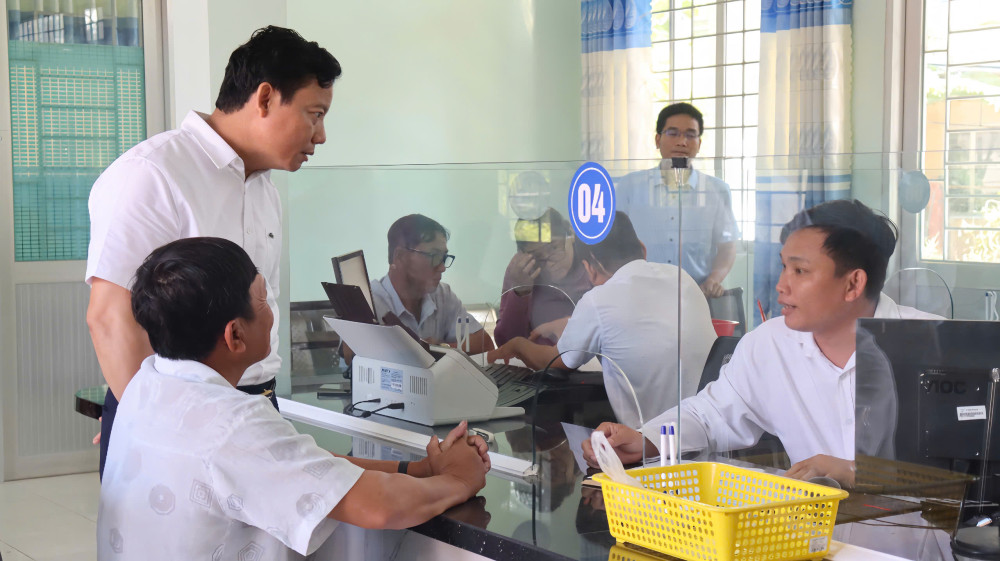 Phó Chủ tịch UBND tỉnh - Phạm Tấn Hòa kiểm tra tình hình hoạt động của xã Bình Hiệp
