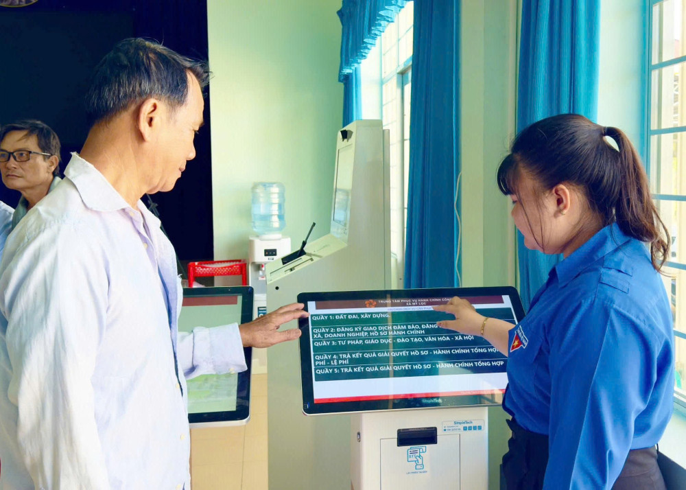 Thanh niên xã Mỹ Lộc hỗ trợ vận hành chính quyền địa phương 2 cấp và cung cấp dịch vụ công trực tuyến tại cơ sở