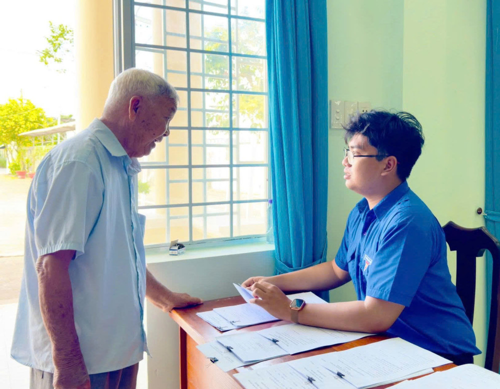 Thanh niên xã Mỹ Lộc hỗ trợ vận hành chính quyền địa phương 2 cấp và cung cấp dịch vụ công trực tuyến tại cơ sở