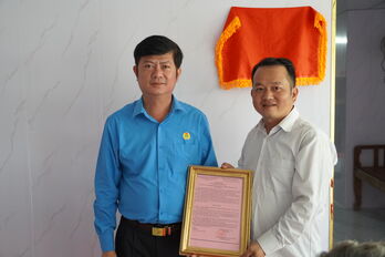 Liên đoàn Lao động tỉnh Tây Ninh trao tặng Mái ấm Công đoàn
