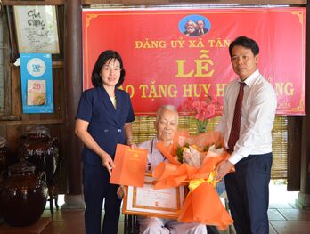 Trưởng ban Tuyên giáo và Dân vận Tỉnh ủy trao Huy hiệu 65 năm tuổi Đảng tại xã Tân Hội
