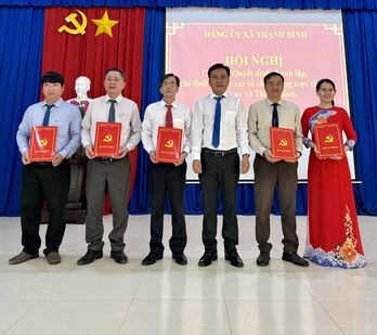 Xã Thạnh Bình công bố quyết định thành lập 30 chi bộ, đảng bộ cơ sở và chi bộ trực thuộc
