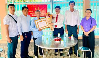 Phường Tân Ninh: Trao tặng Huy hiệu 60 năm tuổi Đảng cho đảng viên lão thành