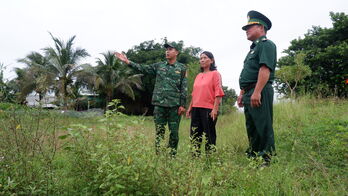 Bộ đội biên phòng cùng người dân giữ bình yên biên cương