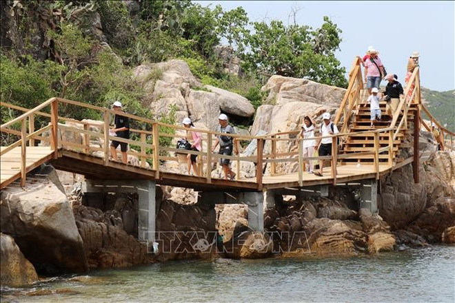 Discovering majestic beauty of Vinh Hy Bay