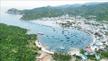 Discovering majestic beauty of Vinh Hy Bay